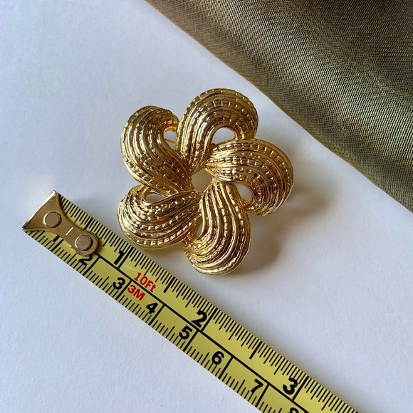 🛍️Bundle sale! Vintage gold tone swirl brooch - Picture 4 of 6